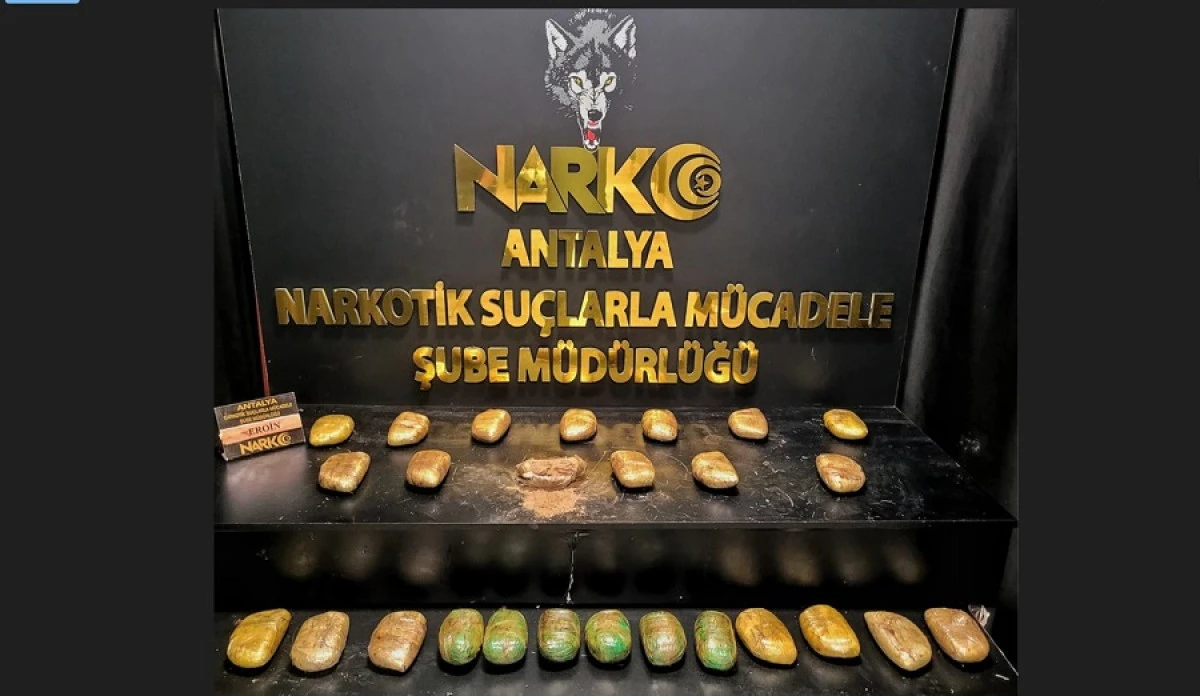 Aile G&ouml;r&uuml;nt&uuml;s&uuml;yle Eroin Taşıyan 3 Kişi Tutuklandı