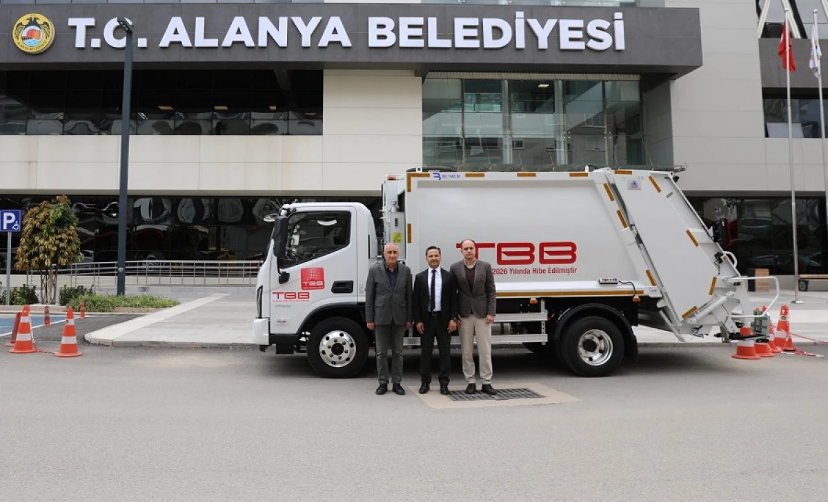 Alanya Belediyesi Ara&ccedil; Filosuna Yeni &Ccedil;&ouml;p Kamyonu Katıldı
