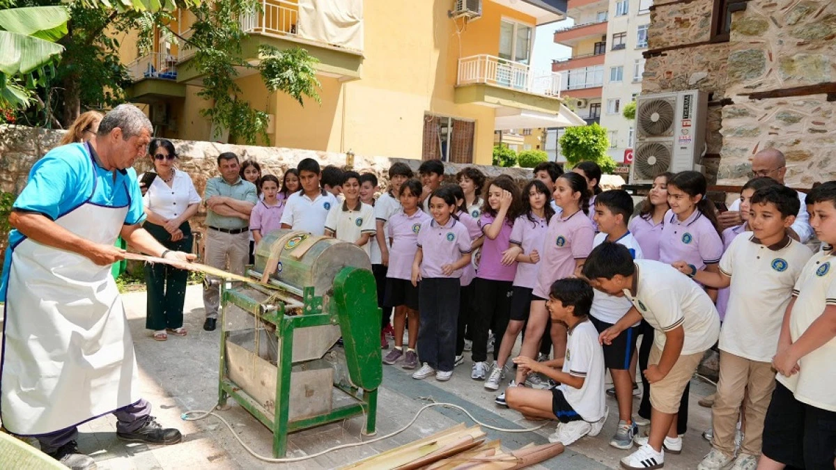 Alanya Belediyesi&rsquo;nden &Ouml;ğrencilere &Ccedil;evre Ve Geri D&ouml;n&uuml;ş&uuml;m Eğitimi