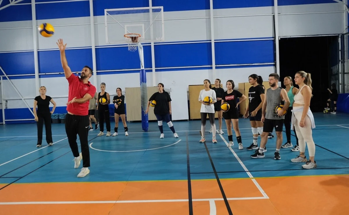 Alanya Belediyespor&rsquo;da Yetişkin Voleybol Antrenmanları S&uuml;r&uuml;yor
