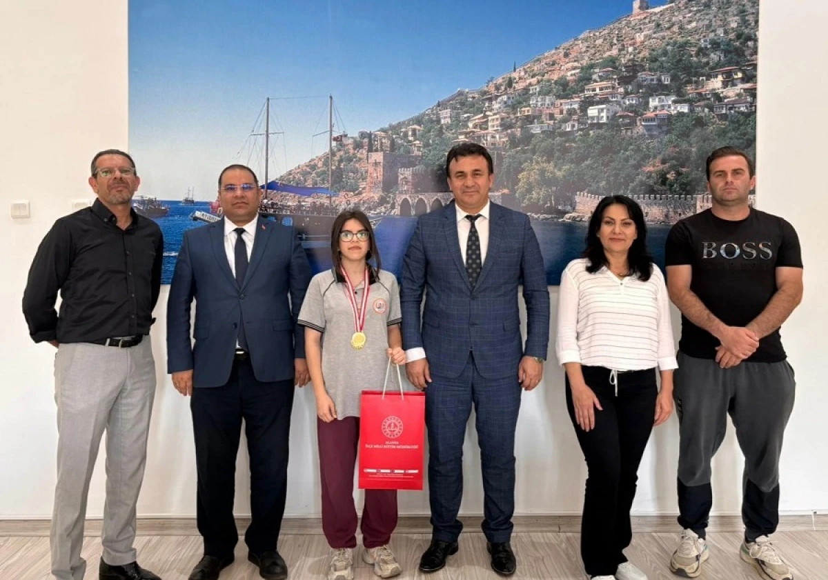 Alanya İl&ccedil;e Milli Eğitim M&uuml;d&uuml;r&uuml; Yusuf Yılmaz, T&uuml;rkiye Şampiyonu Sude Vera &Uuml;st&uuml;ner&rsquo;i Ağırladı