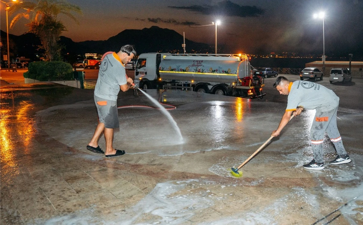 Alanya İskele&rsquo;de gece mesaisi: Kızılkule&rsquo;den Atat&uuml;rk Anıtı&rsquo;na kapsamlı temizlik