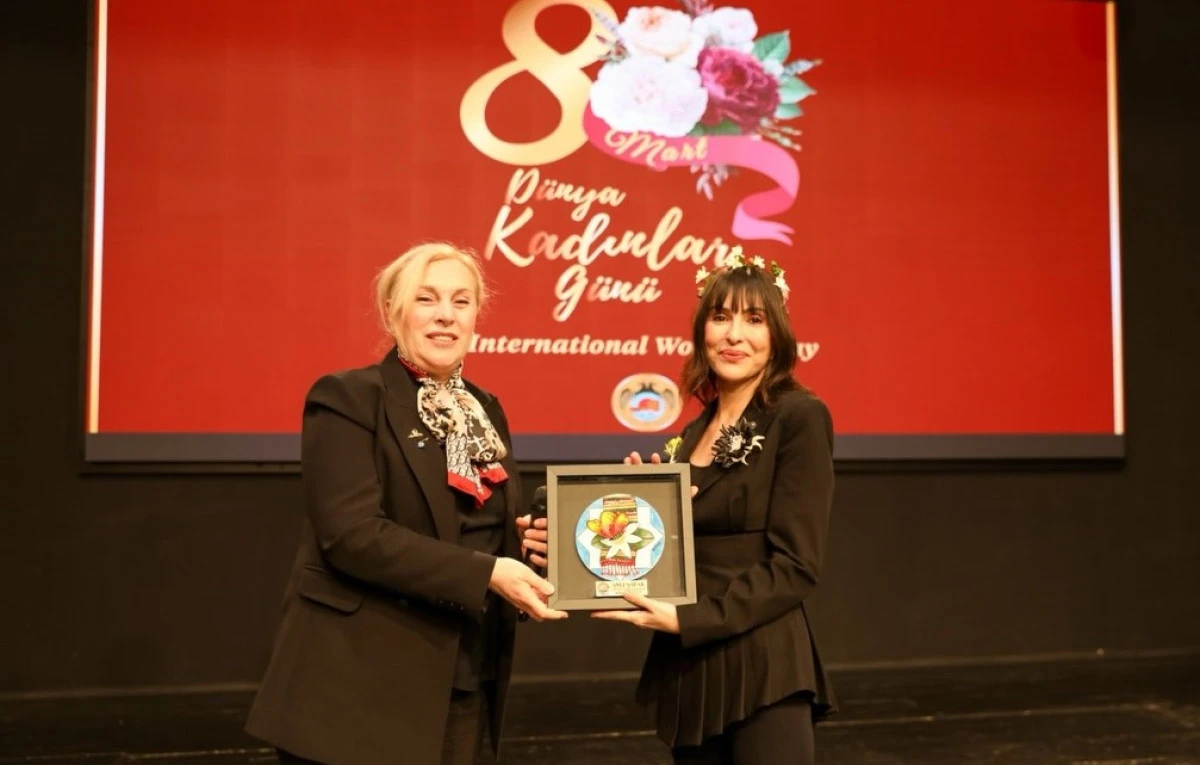 Alanya Kent Konseyi&rsquo;nden Aslı Şafak&rsquo;a Yılın Kadın TV Programcısı &Ouml;d&uuml;l&uuml;