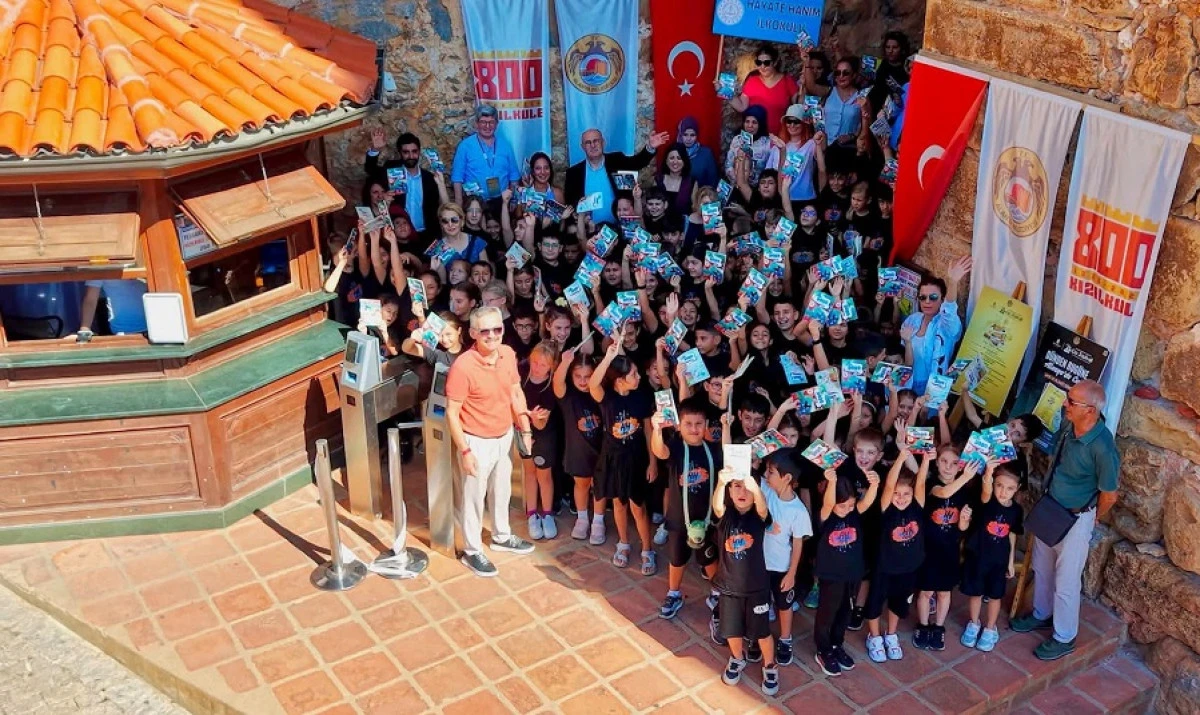 Alanya Kitap Fuarı&rsquo;nda &Ouml;ğrenciler Yazar Burcu Bahar&rsquo;la Buluştu