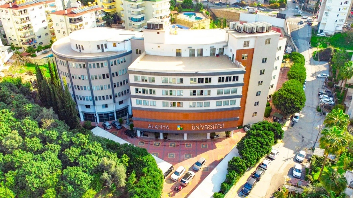 Alanya &Uuml;niversitesi Rekt&ouml;r&uuml; Prof. Dr. Turan Sağer'den YKS Adaylarına Tebrik Mesajı