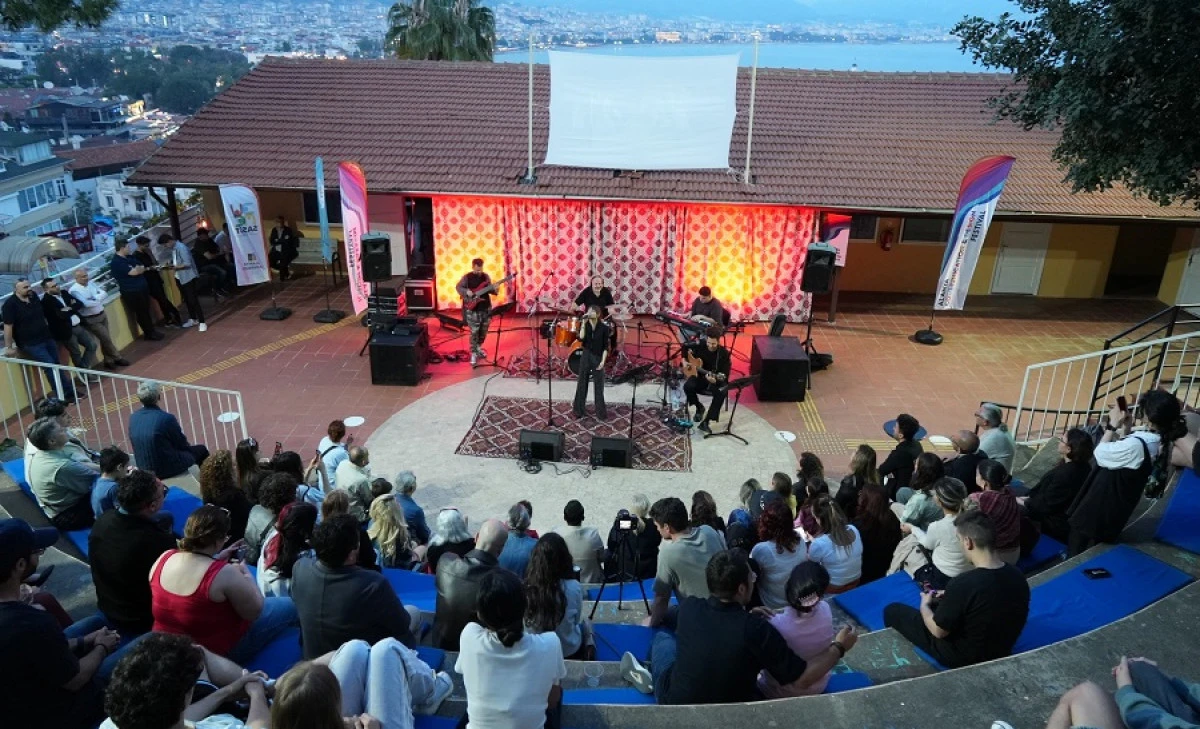 Alanya &Uuml;niversitesi&rsquo;nde Retro Temalı İletişim ve Tasarım Festivali Sona Erdi