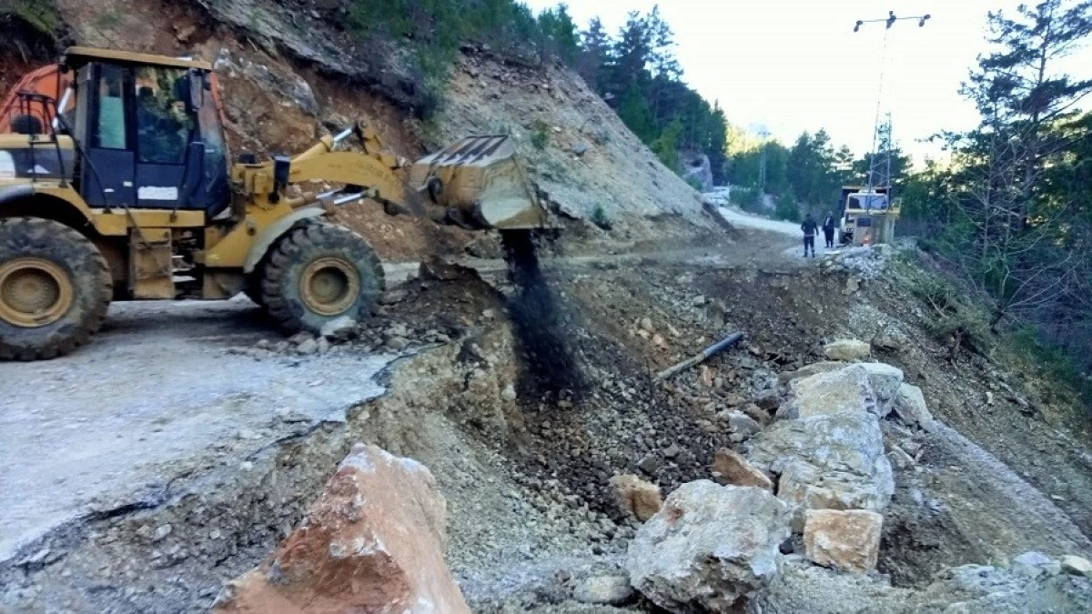 Alanya Yollarında Kış Mesaisi S&uuml;r&uuml;yor