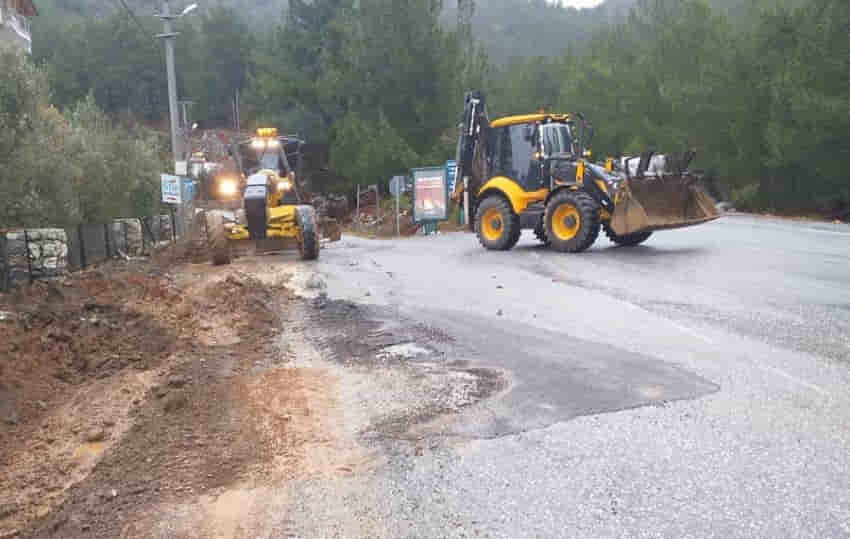 Alanya’da yol bakımları sürüyor