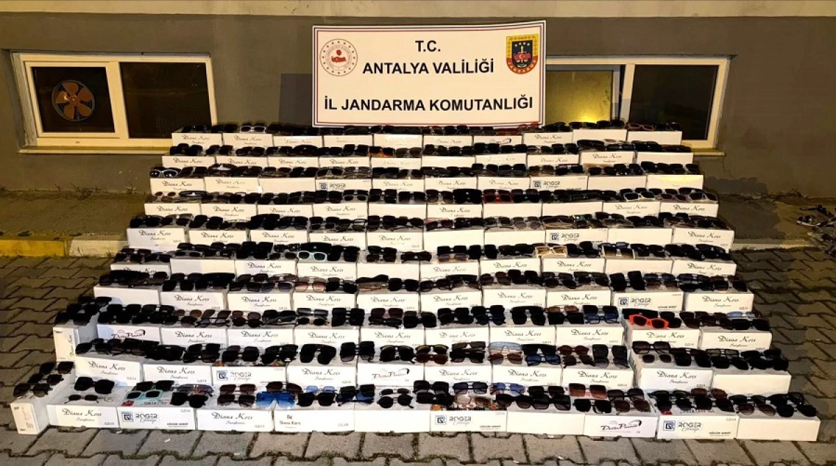 Alanya&rsquo;da 10 Bin Ka&ccedil;ak G&uuml;neş G&ouml;zl&uuml;ğ&uuml; Ele Ge&ccedil;irildi