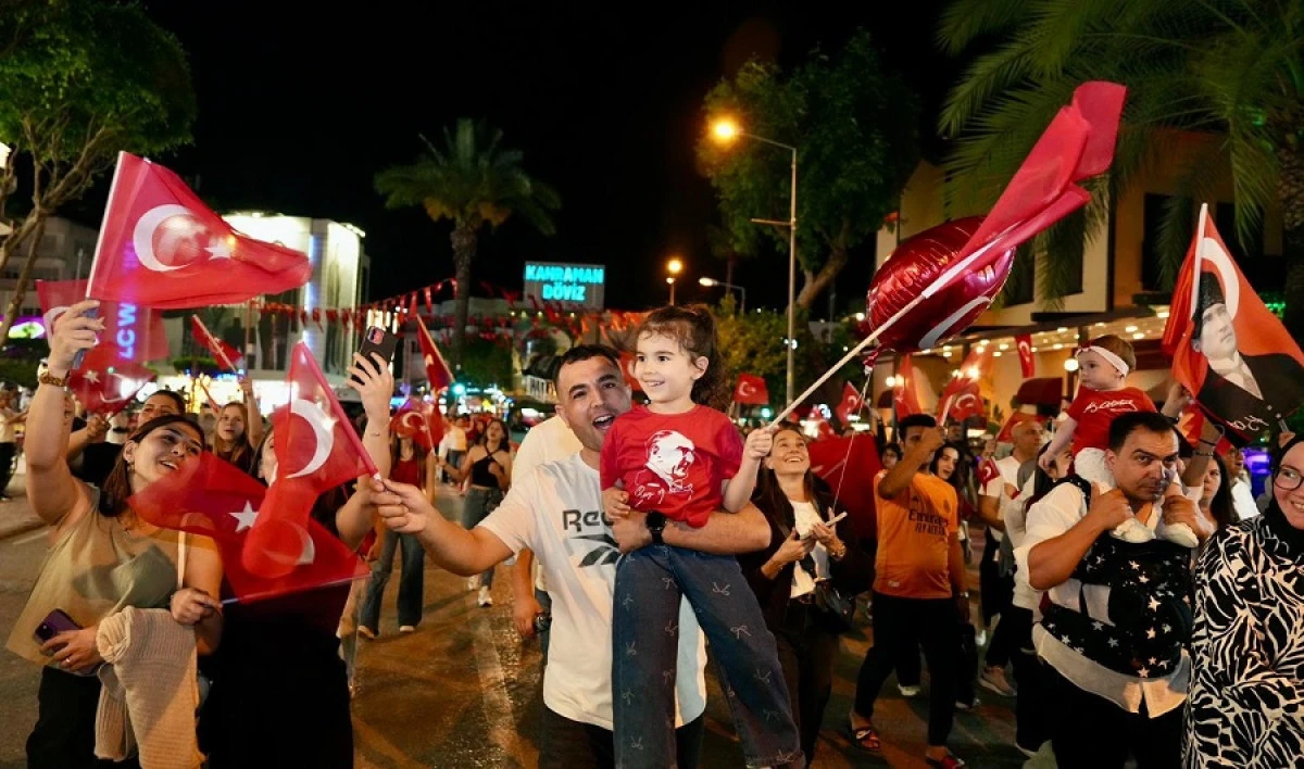 Alanya&rsquo;da 19 Mayıs Coşkusu: Binlerce Kişi Ceza Konseriyle Bayramı Kutladı