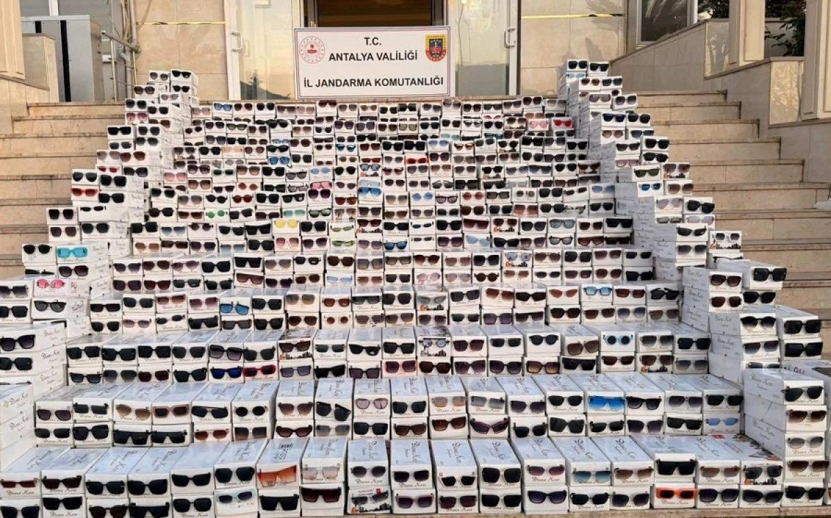 Alanya'da 20 Milyon Liralık Ka&ccedil;ak G&ouml;zl&uuml;k Ele Ge&ccedil;irildi