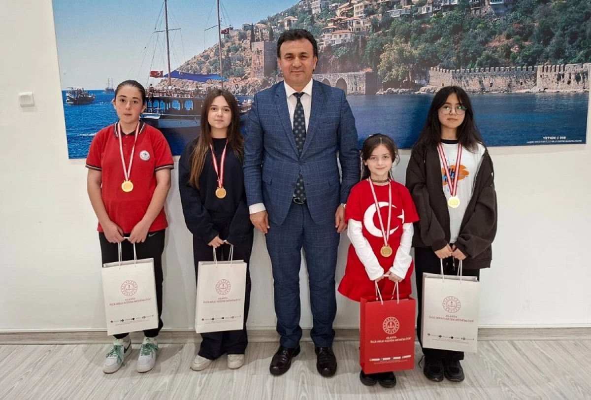 Alanya&rsquo;da 23 Nisan Gururu: Başarılı &Ouml;ğrenciler &Ouml;d&uuml;llendirildi