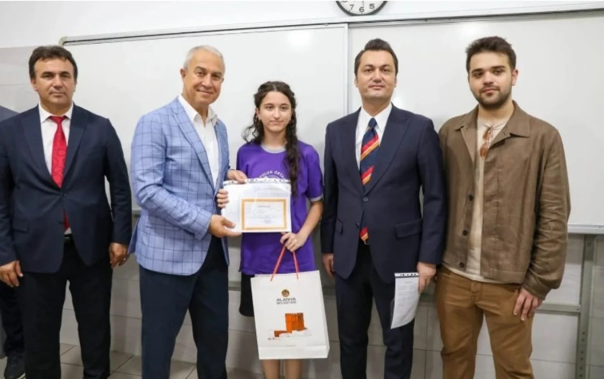 Alanya'da 65 Bin 275 &Ouml;ğrenci Karne Sevinci Yaşadı