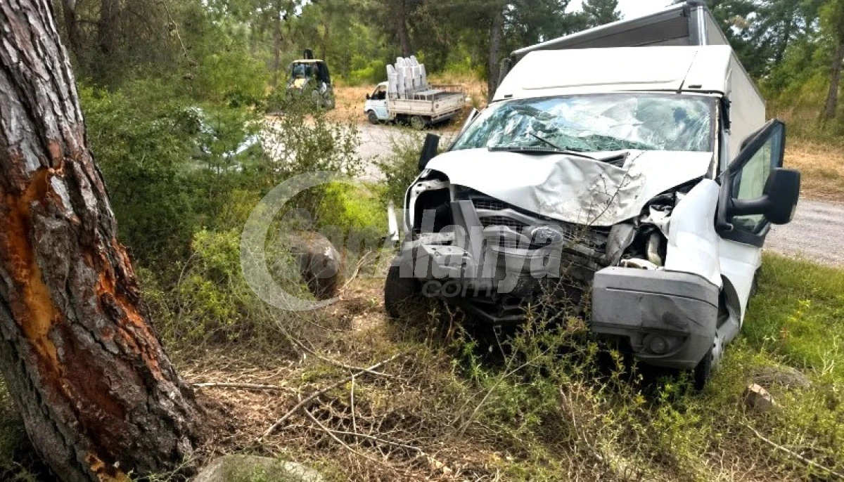 Alanya&rsquo;da Ağaca &Ccedil;arpan Kamyonette 1 Kişi Hayatını Kaybetti