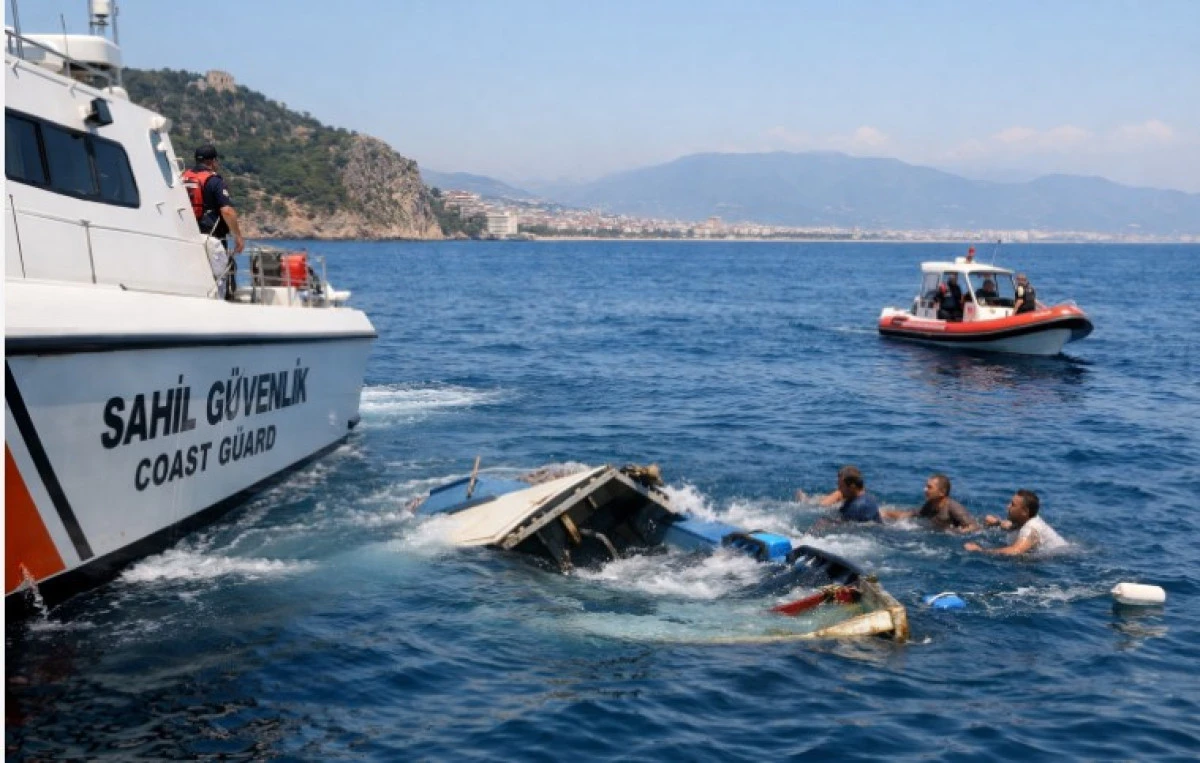 Alanya&rsquo;da Balık&ccedil;ı Teknesi Battı: 3 Kişi Son Anda Kurtuldu