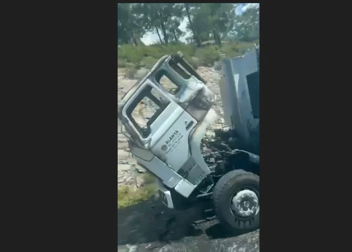 Alanya&rsquo;da &Ccedil;&ouml;p Kamyonu Yandı