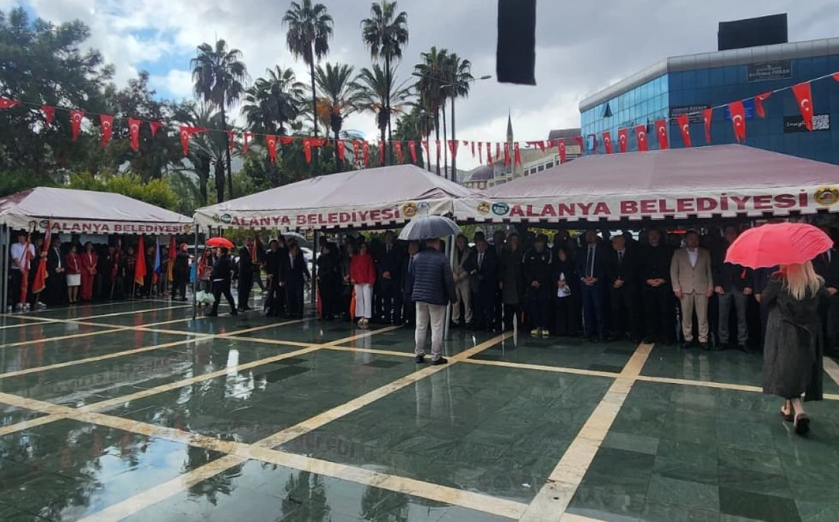 Alanya&rsquo;da Cumhuriyet t&ouml;reni yağmura rağmen yapıldı