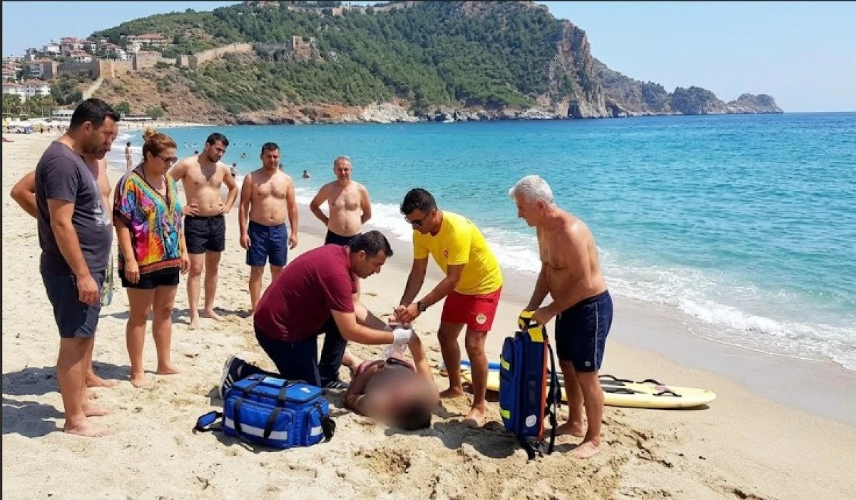 Alanya'da Denizde Boğulma Tehlikesi Ge&ccedil;iren Turisti Cankurtaran Kurtardı