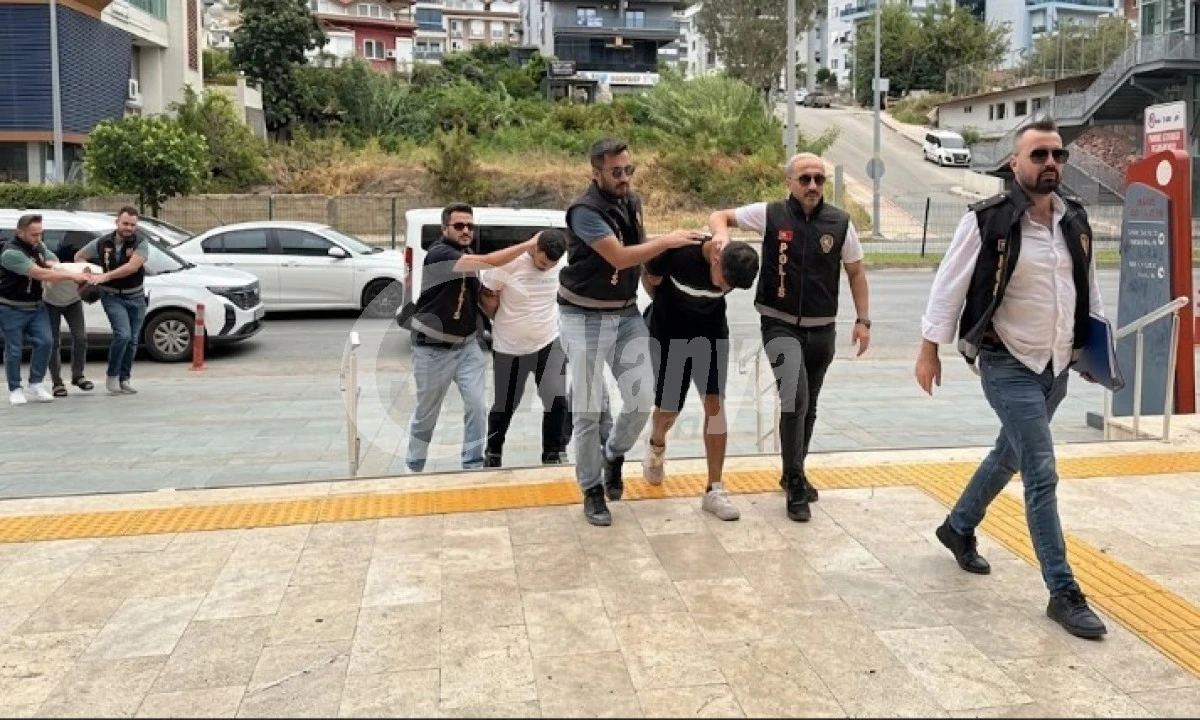 Alanya&rsquo;da D&ouml;viz B&uuml;rosuna Silahlı Baskın: 400 Bin Lira Ele Ge&ccedil;irildi