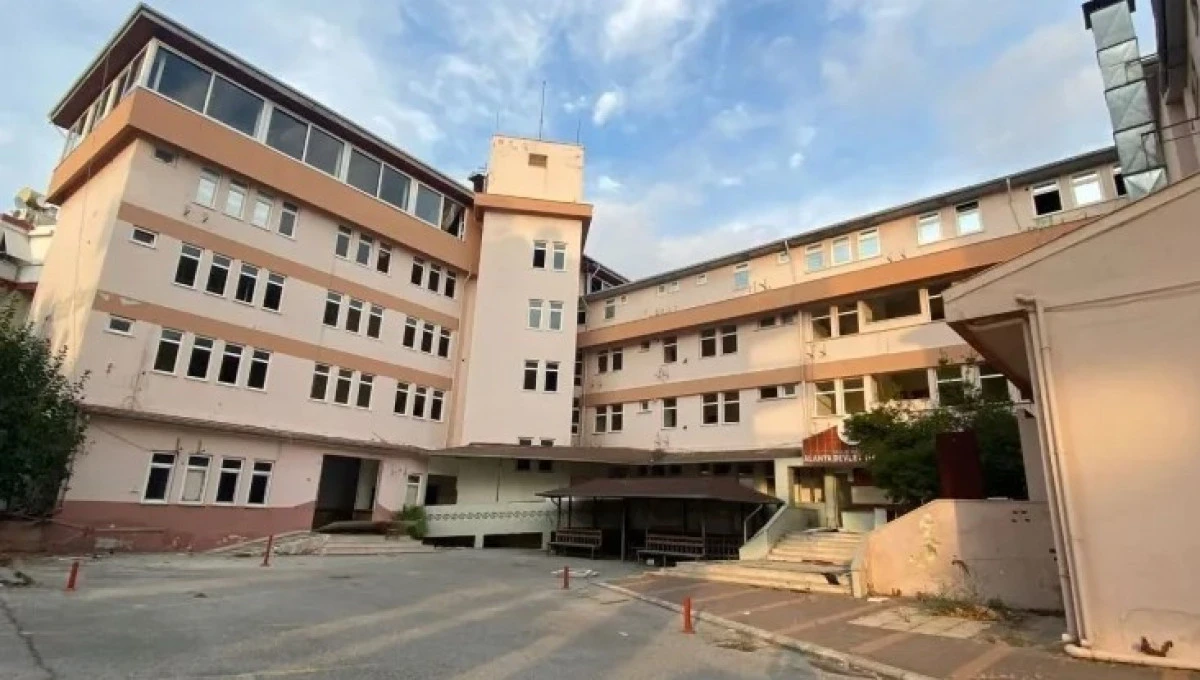 ALANYA&rsquo;DA ESKİ DEVLET HASTANESİ İ&Ccedil;İN YIKIM S&Uuml;RECİ BAŞLIYOR