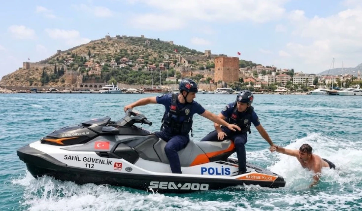 Alanya'da Film Gibi Operasyon: Karada Ka&ccedil;tı, Denizde Jet Ski'li Polisler Yakaladı