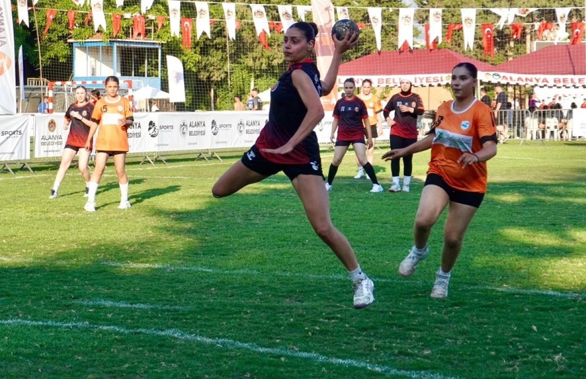 Alanya'da Hentbol Heyecanı Başladı: 2 Bin Kişi Milli Egemenlik Stadı'nda Buluştu