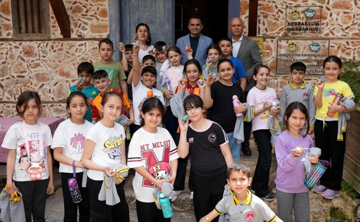 Alanya&rsquo;da Hıdırellez Coşkusu: &Ccedil;ocuklar Geleneksel Oyunlarla Baharı Karşıladı