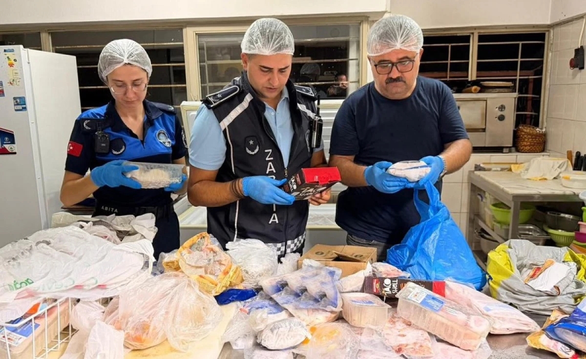 Alanya&rsquo;da iki işletme m&uuml;h&uuml;rlendi: Son kullanma tarihi ge&ccedil;miş ve k&uuml;flenmiş &uuml;r&uuml;nler &ccedil;ıktı