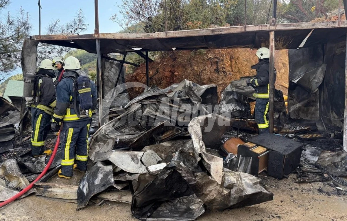 Alanya&rsquo;da Korkutan Yangın: İş&ccedil;i Konteyneri K&uuml;le D&ouml;nd&uuml;