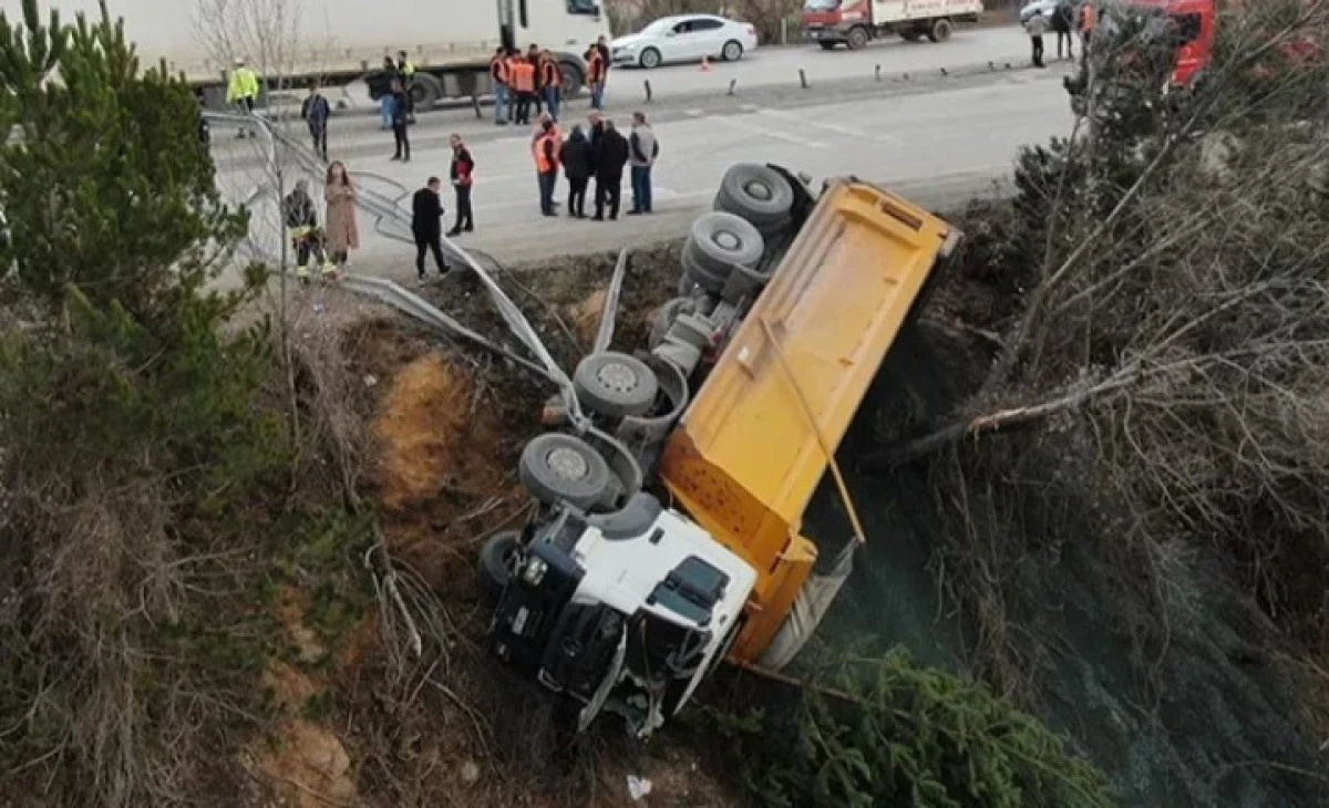 ALANYA&rsquo;DA KUM Y&Uuml;KL&Uuml; KAMYON DEVRİLDİ: S&Uuml;R&Uuml;C&Uuml; HAYATINI KAYBETTİ