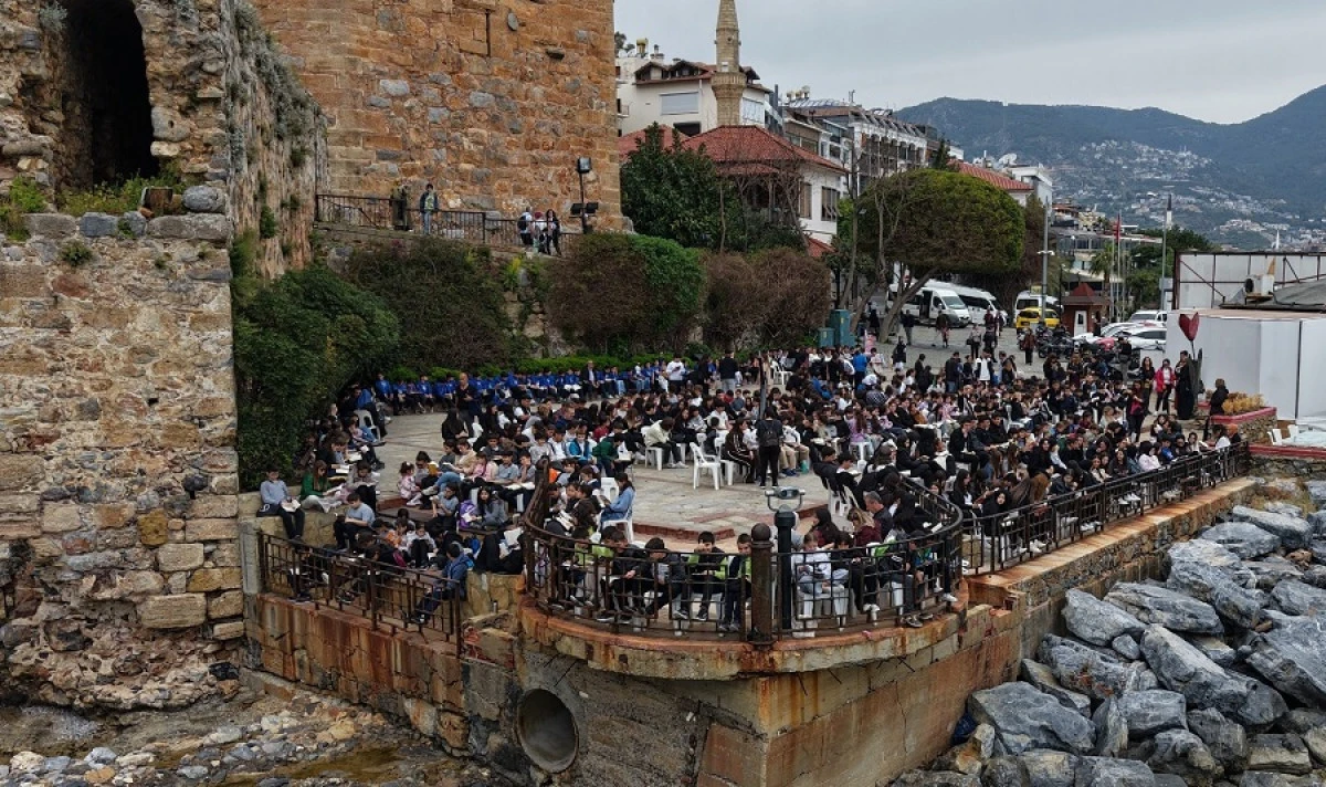 Alanya&rsquo;da K&uuml;t&uuml;phane Haftası Coşkusu: 800 &Ouml;ğrenci Aynı Anda Kitap Okudu