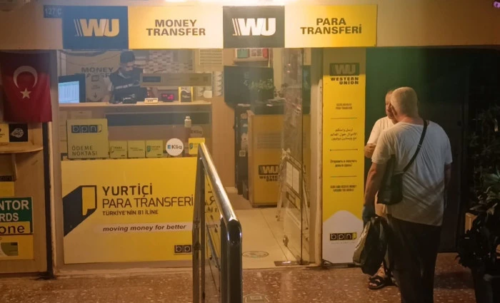 Alanya&rsquo;da maskeli ve silahlı soygun girişimi! D&ouml;viz b&uuml;rosu sahibine saldırdı