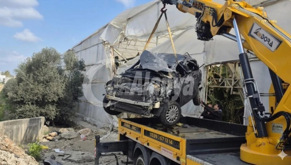 Alanya&rsquo;da Muz Serasına U&ccedil;an Otomobil Kazasında 1 Kişi &Ouml;ld&uuml;, 1 Kişi Ağır Yaralı