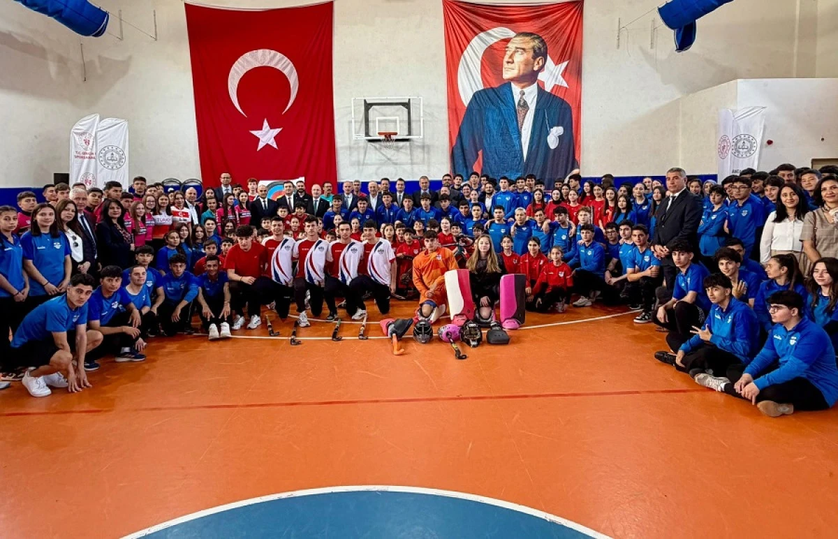 ALANYA&rsquo;DA &Ouml;ĞRENCİLERE SPOR MALZEMESİ DESTEĞİ