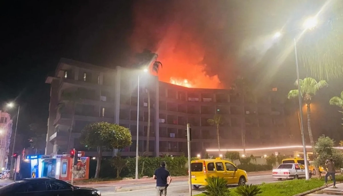 Alanya'da Otelin &Ccedil;atısında Korkutan Yangın! Misafirler Gece Yarısı Tahliye Edildi