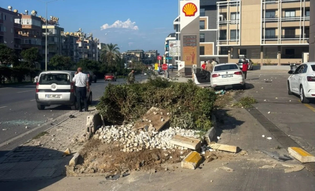 Alanya&rsquo;da Otomobil Petrol İstasyonuna Daldı