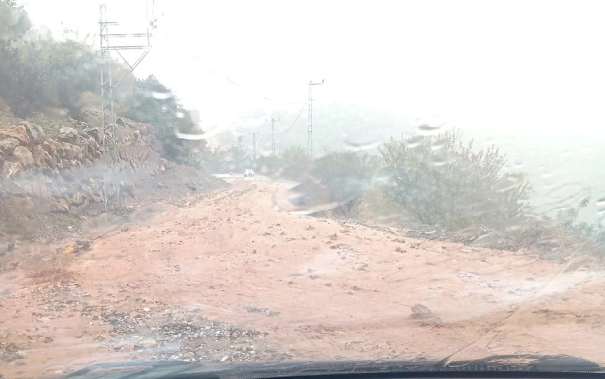 Alanya&rsquo;da Sağanak Yağış Sele D&ouml;n&uuml;şt&uuml;: Yollar Taşlarla Kaplandı