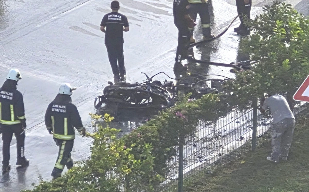 Alanya&rsquo;da Seyir Halindeki Elektrikli Motosiklet Alev Aldı: 2 &Ccedil;ocuk Son Anda Kurtuldu