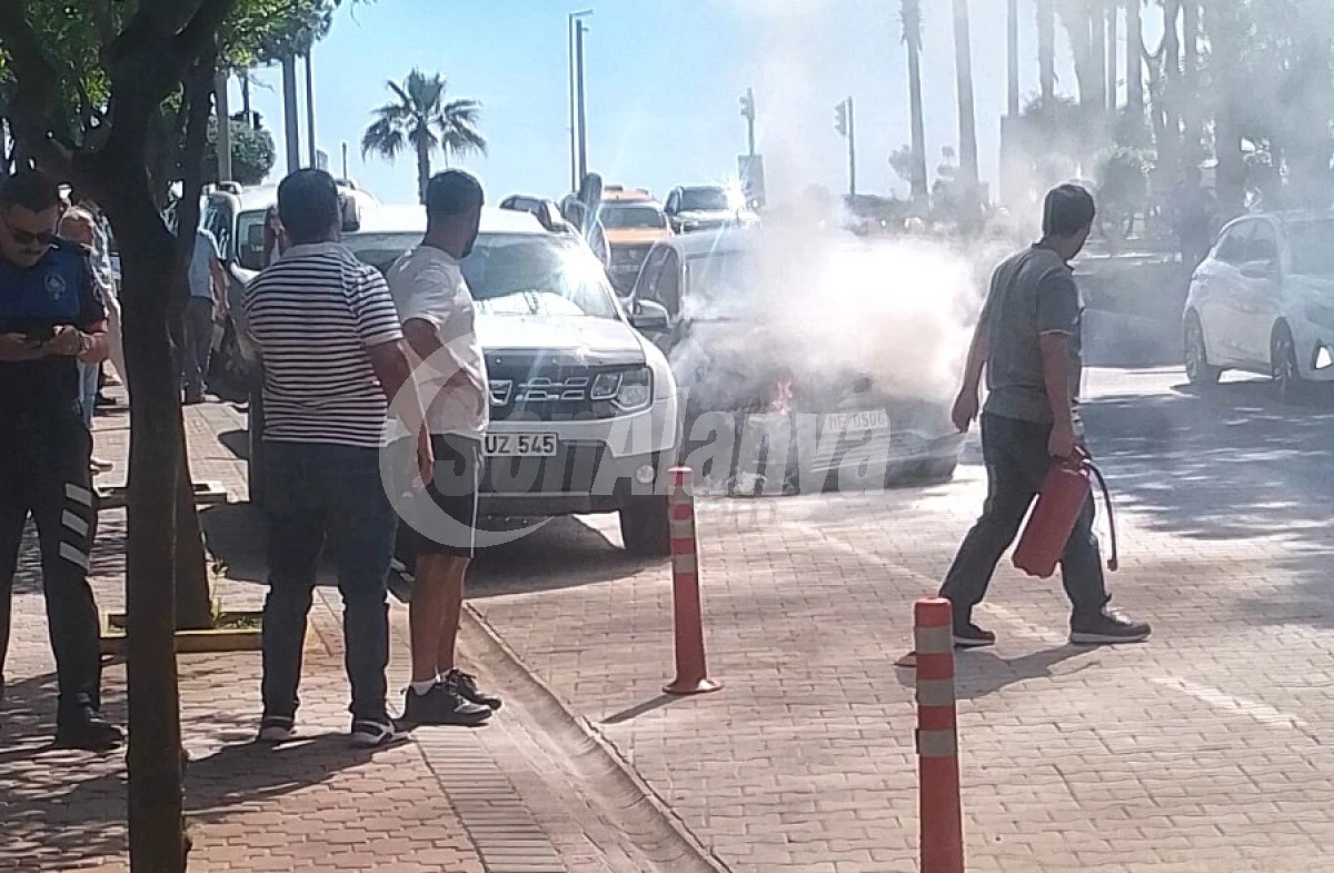 Alanya&rsquo;da Seyir Halindeki Otomobil Alev Alev Yandı