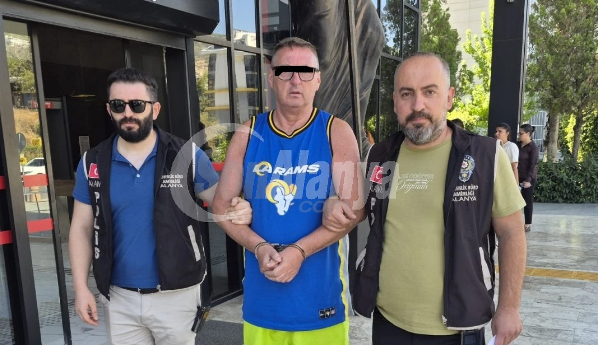 Alanya&rsquo;da T&uuml;rk Bayrağına Hakaret Eden İngiliz Turist Tutuklandı