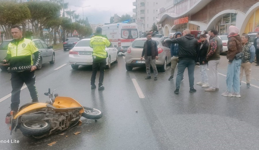 Alanya’da üç aracın karıştığı kazada 1 kişi yaralandı