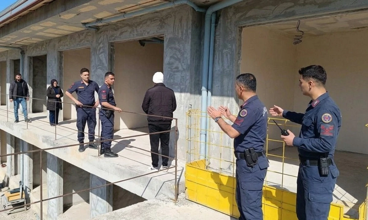 Alanya&rsquo;da &uuml;cretini alamayan iş&ccedil;i balkona &ccedil;ıktı