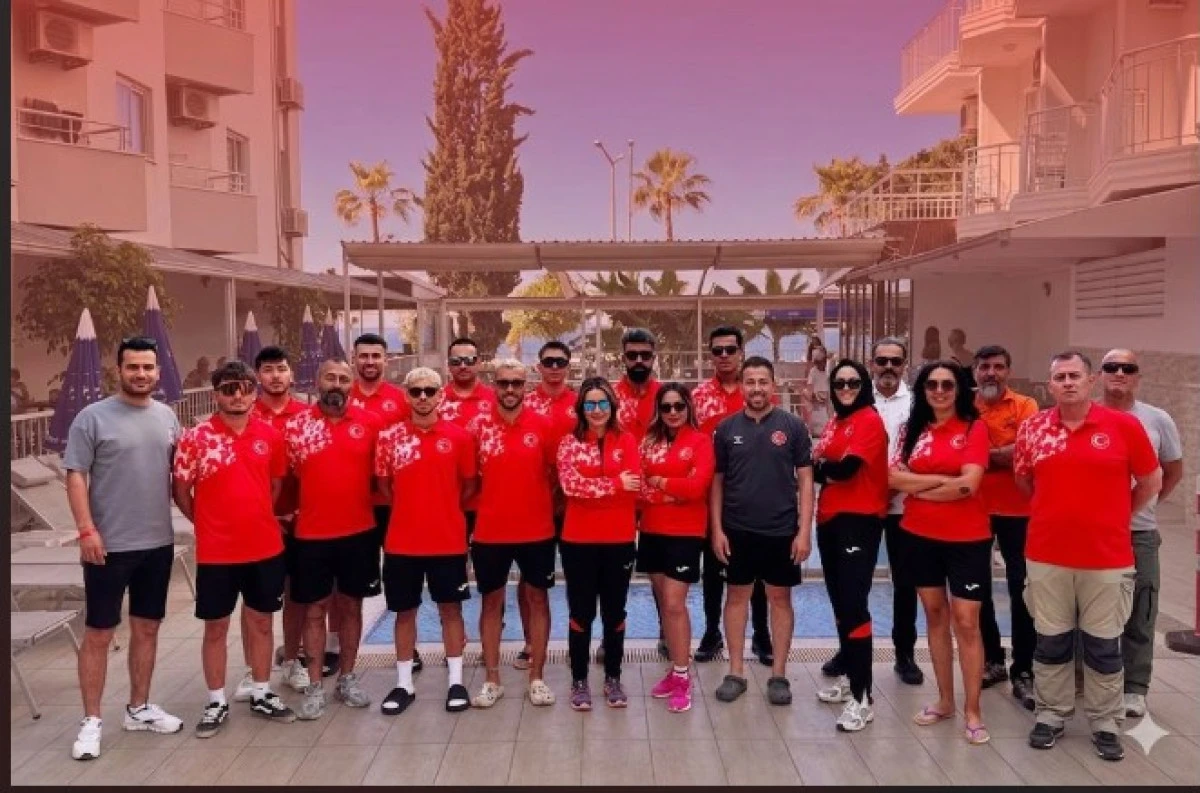 Alanya&rsquo;da Yama&ccedil; Paraş&uuml;t&uuml; Hedef Milli Takım Kampı Başladı