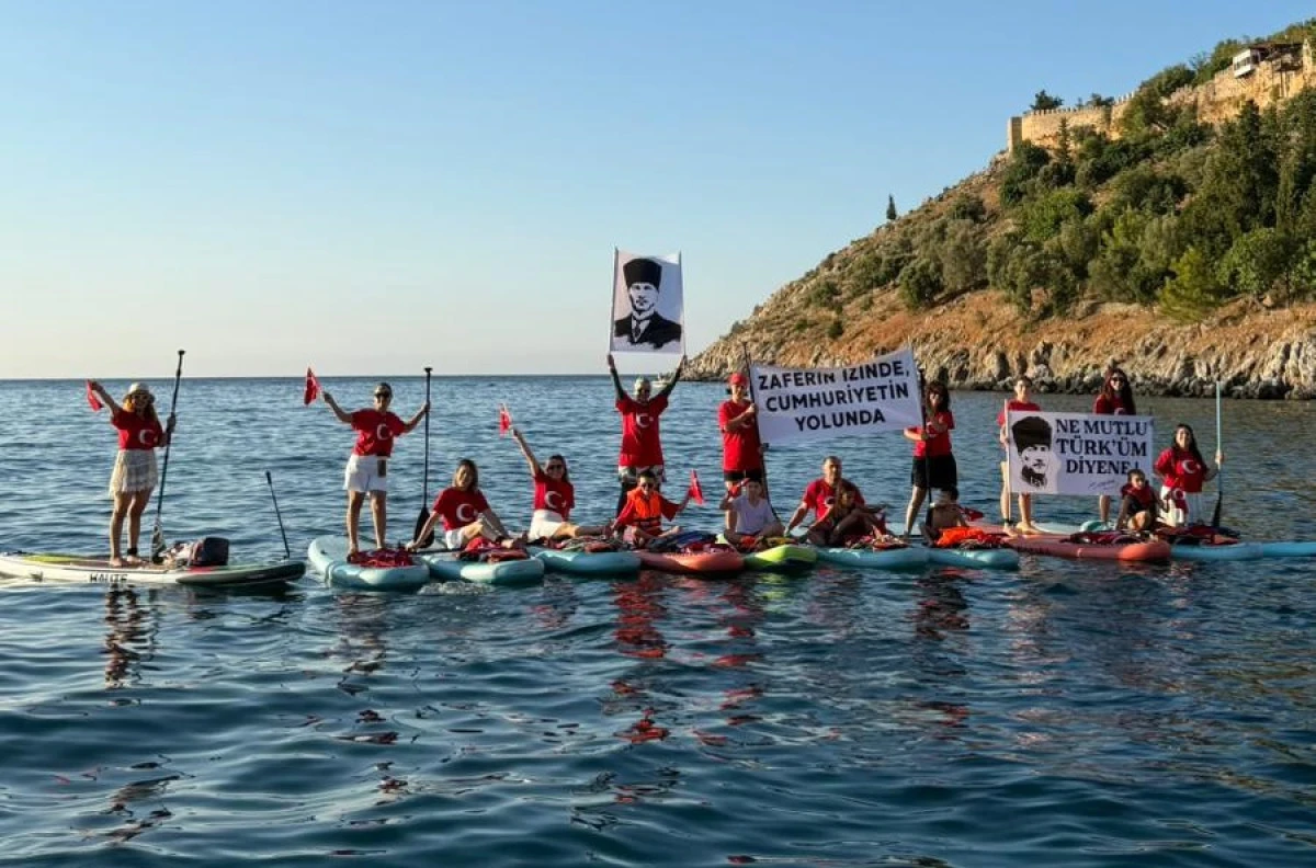 Alanya&rsquo;da Zafer Bayramı Coşkusu Denize Taştı: T&uuml;rk Bayrağı Maviliklerde Dalgalandı
