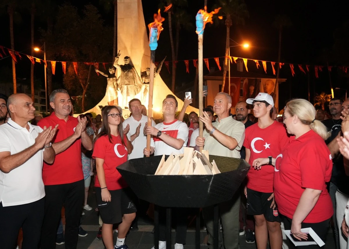 Alanya&rsquo;da Zafer Gecesi: Binlerce Kişi Tek Y&uuml;rek, G&uuml;lşen&rsquo;le Coştu