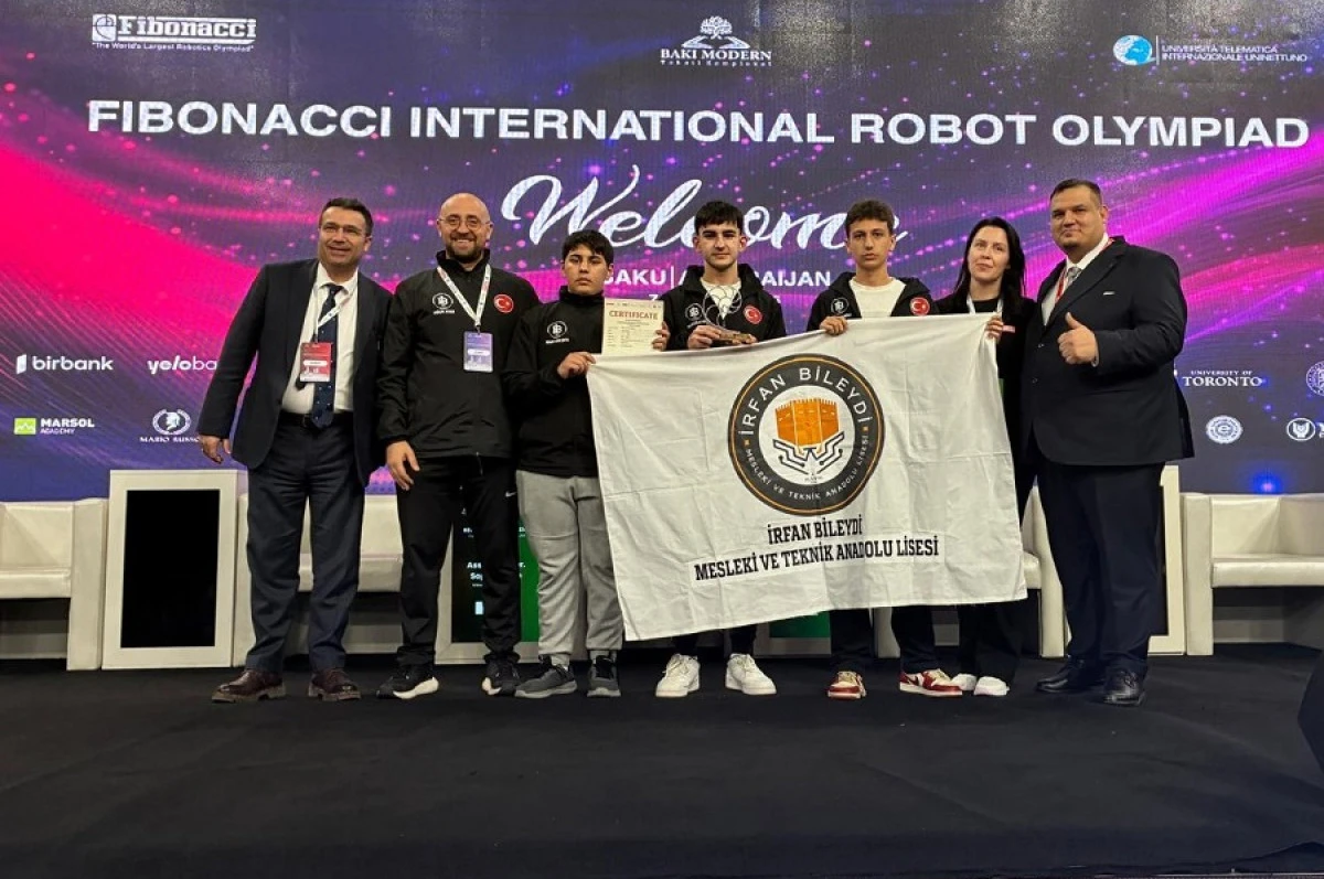 Alanyalı &Ouml;ğrenciler Bak&uuml;&rsquo;de Robot Olimpiyatlarında Gururlandırdı