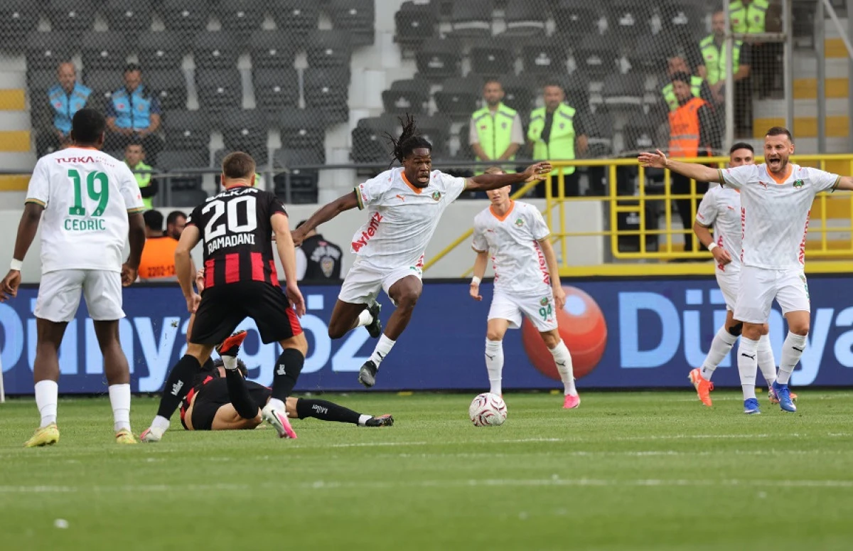 Alanyaspor &Ccedil;orum&rsquo;da iki dakikada fişi &ccedil;ekti