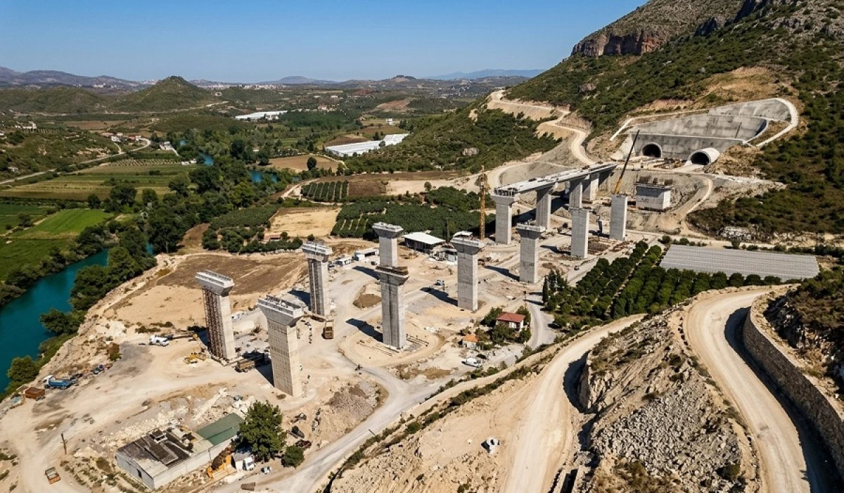Antalya-Alanya Otoyolu&rsquo;nda ilerleme y&uuml;zde 33&rsquo;e ulaştı
