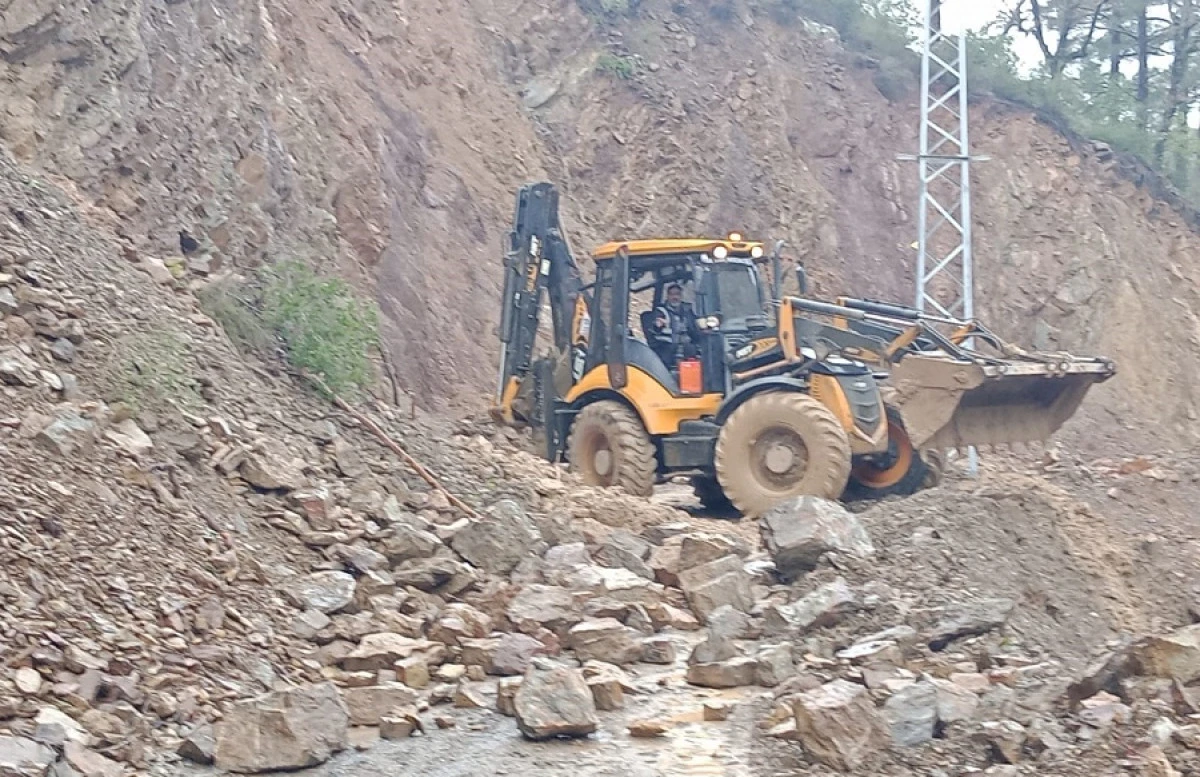 Antalya B&uuml;y&uuml;kşehir Belediyesi Yağışın Yaralarını Sarıyor