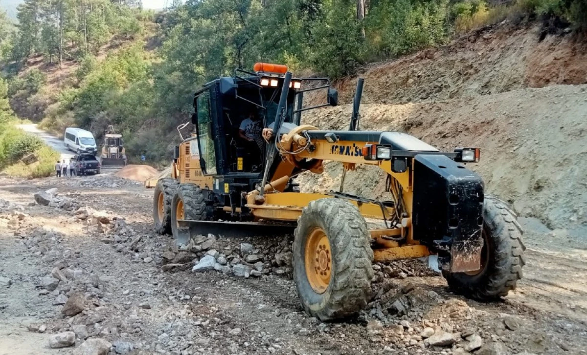 Antalya B&uuml;y&uuml;kşehir'den Alanya'nın Kırsalında Yoğun Yol Mesaisi